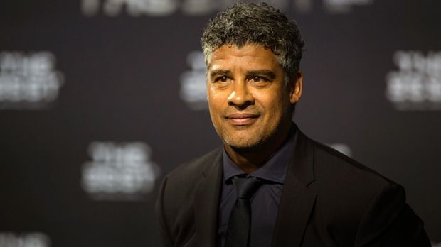 
                <strong>Frank Rijkaard</strong><br>
                Frank Rijkaard: Der Niederländer war zwischen 2003 und 2008 bereits Barca-Coach und der Initiator der späteren Dominanz im europäischen Klubfußball. Er gewann mit den Katalanen unter anderem 2006 die Champions League, zwei Meistertitel und zwei mal den spanischen Supercup. Doch ein Comeback Rijkaards scheint unwahrscheinlich zu sein, denn der 54-Jährige erklärte seine Trainer-Laufbahn bereits als beendet. "Ich habe vor einigen Jahren aufgehört, als Trainer zu arbeiten, weil ich andere Prioritäten gesetzt habe. So erlebe ich jetzt täglich die Entwicklung meiner Kinder", sagte er "De Telegraaf" Ende 2016.
              