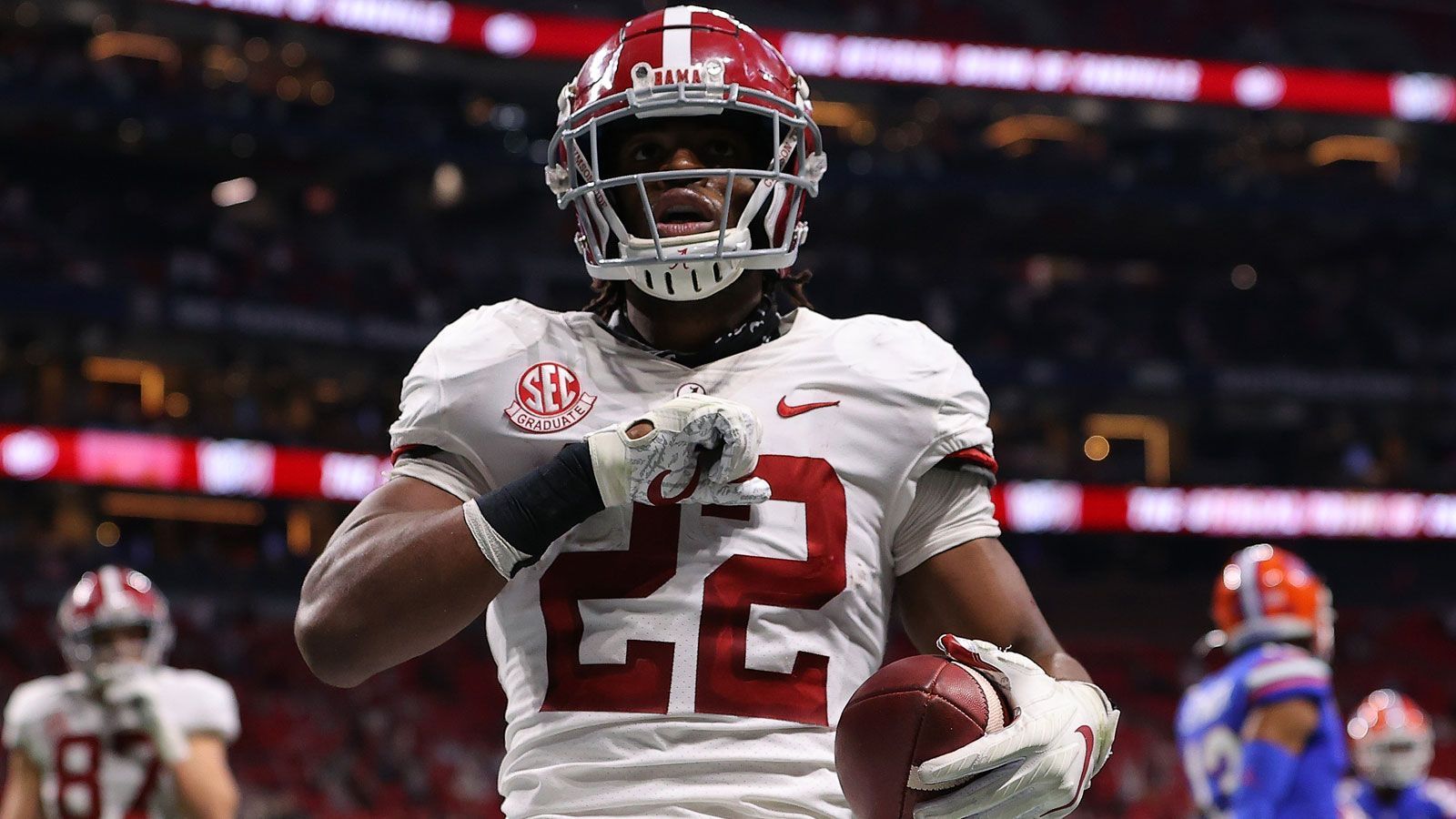 
                <strong>Najee Harris (Alabama)</strong><br>
                Mit der Alabama Crimson Tide gewann Najee Harris am Ende der Saison 2020 den Titel in der NCAA und trug mit seinen drei Touchdowns im Endspiel gegen die Ohio State Buckeyes einen großen Teil zum Finalerfolg bei. Harris lebt von seiner Physis, erinnert in seinem Spielstil an Titans-RB Derrick Henry und kann aufgrund seiner guten Hände auch als Receiver eingesetzt werden. In der Saison 2020 lief der 22-Jährige für 1466 Yards sowie 26 Touchdowns und wurde für seine starken Leistungen mit dem Doak Walker Award für den besten Running Back im College-Football ausgezeichnet. Harris gilt als potenzieller Erstrunden-Pick.
              