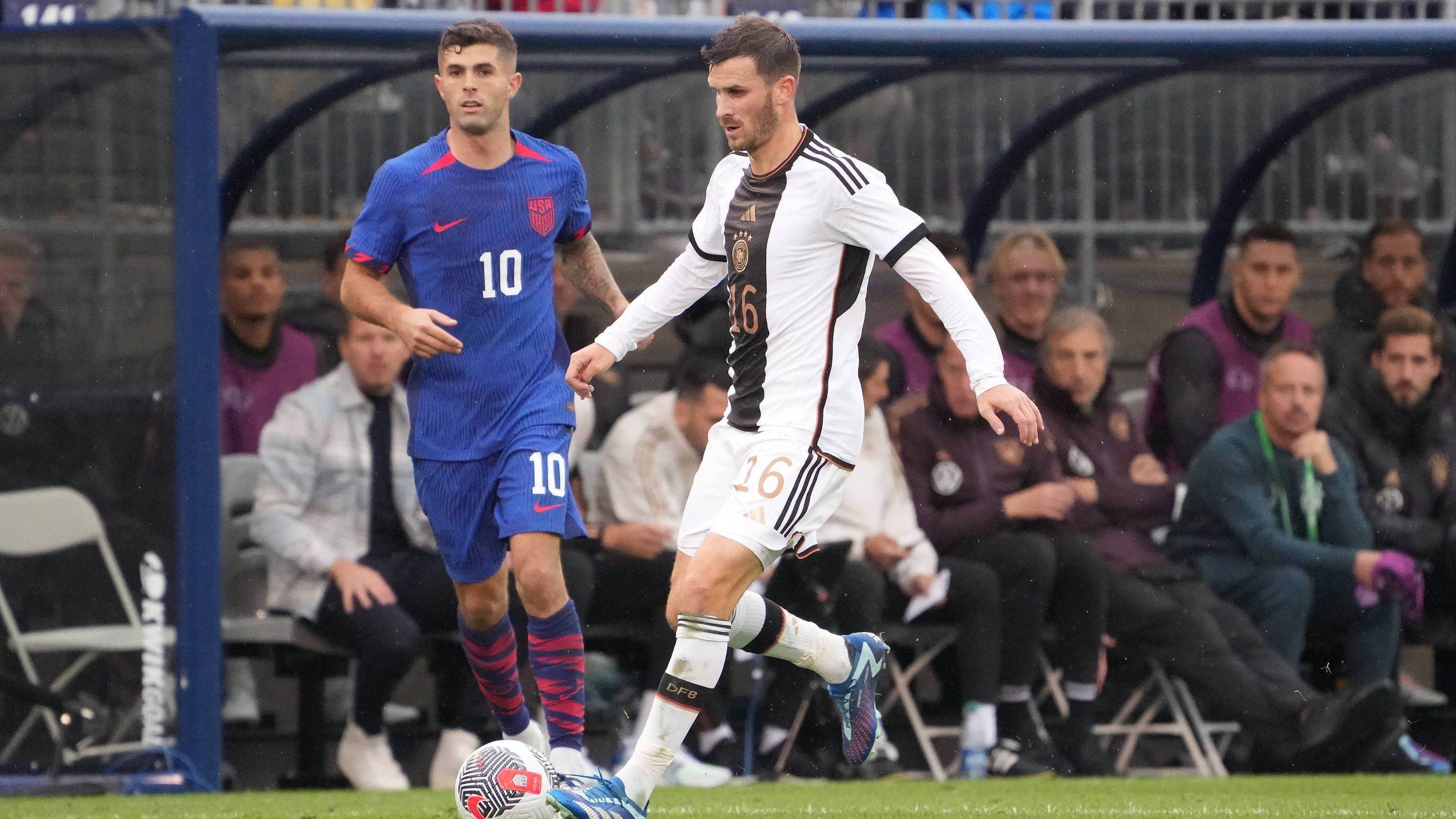 <strong>Pascal Groß</strong><br>Beim ersten Startelf-Einsatz seiner Länderspiel-Karriere sorgt Brighton-Legionär Pascal Groß auch gleich für das erste deutsche Ausrufezeichen. In der elften Minute trifft er per Distanzschuss den Pfosten. Danach gestaltet er an der Seite von Gündogan das Aufbauspiel ordentlich. <strong>ran-Note: 3</strong>