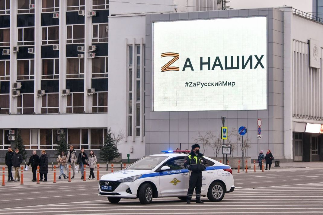 Auf einem von der russischen Staatsagentur TASS veröffentlichten Bild ist das Z-Symbol als Teil der Kampfrufe "Za Naschich" (Für die Unsrigen) und "Za Ruskij Mir" (Für den russischen Frieden) auf einer Werbetafel in der russischen Stadt Krasnodar zu sehen.