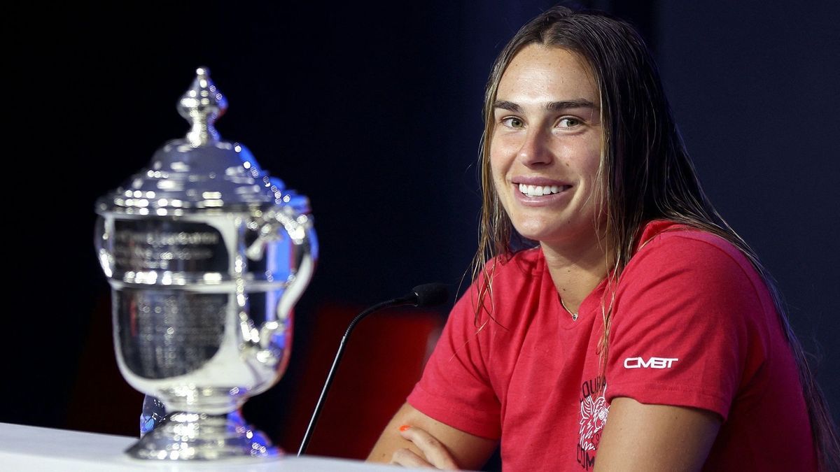 Aryna Sabalenka und ihre Trophäe