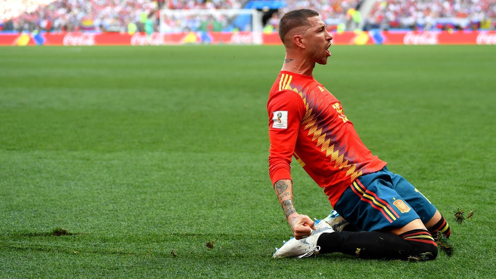 
                <strong>So krass feiert Ramos das russische Eigentor</strong><br>
                Ist Ramos wohl egal. Der Real-Madrid-Star rutscht über den Rasen, als würde er das Grün im Luzhniki-Stadion mit seinen Knien umpflügen wollen.
              