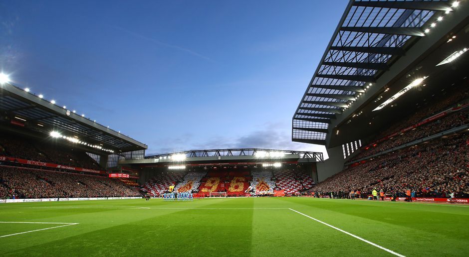 
                <strong>Anfield Road</strong><br>
                "This is Anfield" steht im Spielertunnel des Stadions geschrieben. Das altehrwürdige Stadion der "Reds" ist Stätte großer Triumphe. 1884 wurde das klassische Fußballstadion ohne Laufbahn eröffnet, war zunächst Heimat des FC Everton, ehe der Klub nach Streitigkeiten wenige Jahre später auszog. Inzwischen ist das Stadion an der Anfield Road fest in der Identität des LFC verankert. Fortgeschrittene Pläne für ein neues Stadion legte die Klubführung auf Eis, entschied sich stattdessen für einen Ausbau des alten Stadions, das mit der neuen Haupttribüne eine der größten reinen Sitzplatztribünen Europas stellt.
              