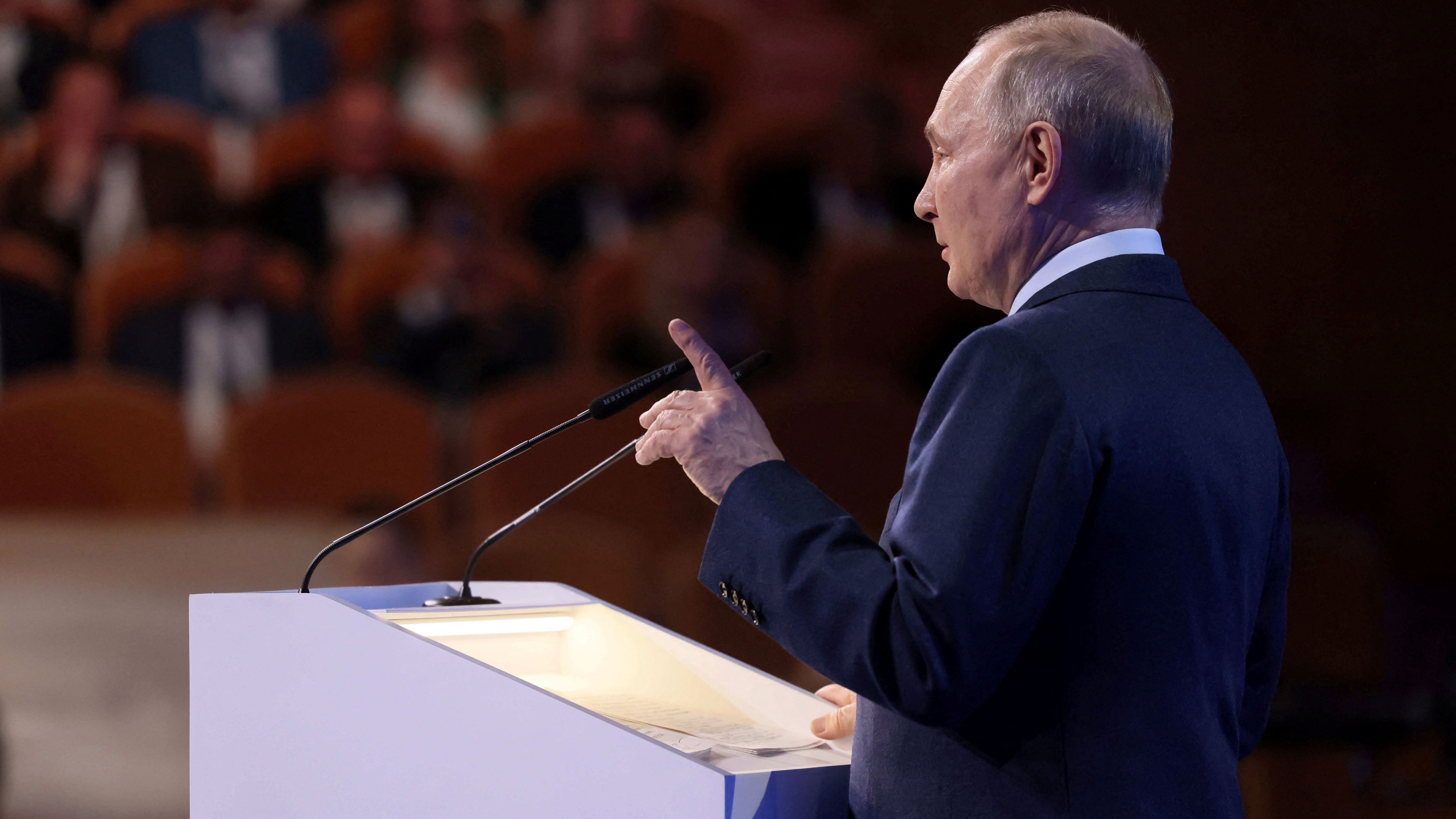 Russlands Präsident Wladimir Putin sprach am Donnerstag vor Wirtschaftsvertreter:innen in Moskau.