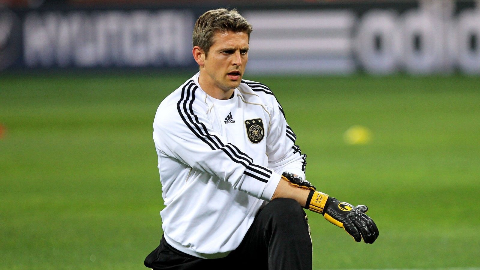 
                <strong>Tor: Hans Jörg Butt (Karriereende)</strong><br>
                Insgesamt bestritt der Ex-Bayern-Profi fünf Länderspiele, unter Joachim Löw wurde er jedoch nur einmal eingesetzt. Bei der WM 2010 in Südafrika stand er beim Spiel um Platz drei zwischen den Pfosten.
              