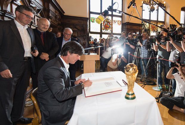 
                <strong>Freiburg feiert "Popstar" Löw</strong><br>
                Vor der WM-Party gab es für den Bundestrainer noch einen offiziellen Termin. Joachim Löw trug sich in das goldene Buch der Stadt Freiburg ein.
              