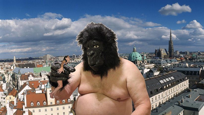 Amateuer-Erotikfotograf Freddy hat sich für seinen neuen Nacktkalender 2020 ein paar ganz besondere Shootings und Motive überlegt. Das Ganze wird natürlich auch per Bildbearbeitung in Szene gesetzt - wie hier das "King Kong"-Motiv.