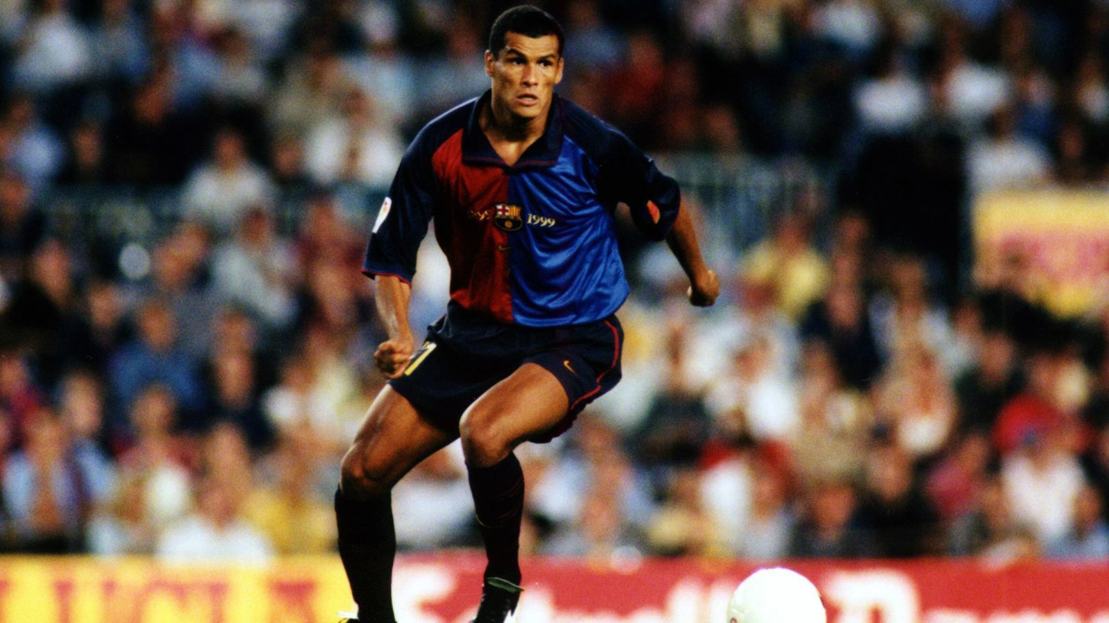 
                <strong>Rivaldo (1999)</strong><br>
                Der Brasilianer Rivaldo musste sich aber nur noch ein weiteres Jahr gedulden, dann wurde der einstige Freistoßspezialist 1999 selbst mit dem Ballon d'Or ausgezeichnet. Der damalige Profi des FC Barcelona gewann in dem Jahr mit den Katalanen zum zweiten Mal in Folge die spanische Meisterschaft. Bei der Wahl zum Weltfußballer waren noch David Beckham und Gabriel Batistuta unter den Top 3. 
              