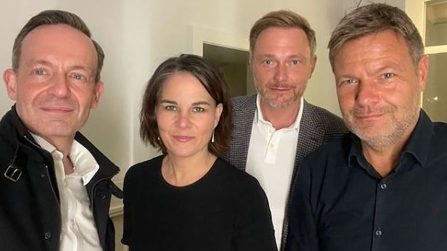 Mit einem gemeinsamen Selfie begann die Zusammenarbeit der Ampelkoalition. Volker Wissing (links), Annalena Baerbock (Grüne), Christian Lindner (FDP) und Robert Habeck (Grüne).