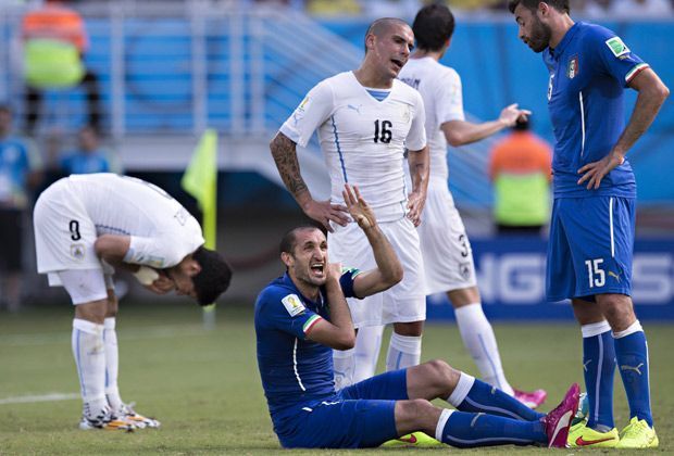 
                <strong>Luis Suarez beißt wieder zu</strong><br>
                Während der Italiener auf dem Boden sitzend gestikulierte, taten Suarez (l.) noch die "Beißer" weh.
              