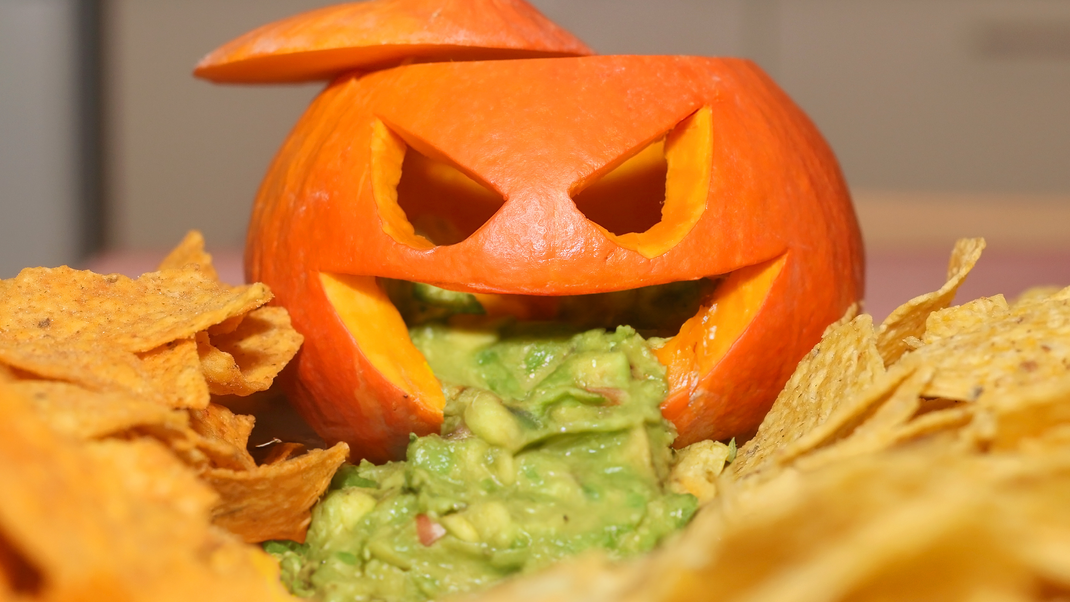 Super lecker und super Dekoration zu Halloween: der Guacamole-Kürbis.
