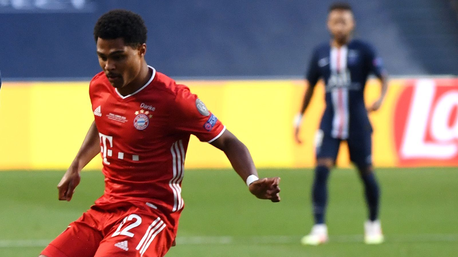 
                <strong>Serge Gnabry</strong><br>
                Erste wirklich auffällige Aktion in der 30. Minute. Zieht ähnlich wie gegen Lyon zur Mitte, legt sich dann aber den Ball zu weit vor. Bis auf ein gutes Dribbling kurz vor der Pause sehr blass in der ersten Halbzeit. Unnötiges Foul an der Seitenlinie gegen Neymar, bei dem sich der Doppeltorschütze aus dem Halbfinale den gelben Karton abholt. In der 68. Minute zurecht ausgewechselt. ran.de-Note 5
              