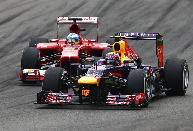 
                <strong>Alonso auf der Überholspur</strong><br>
                In den ersten Runden zeigt Fernando Alonso seine Überholkünste - von Platz fünf ins Rennen gegangen kann sich der Spanier schnell auf Rang zwei vorarbeiten. Auch gegen Mark Webber (r.) hat der Ferrari-Pilot wenig Probleme
              