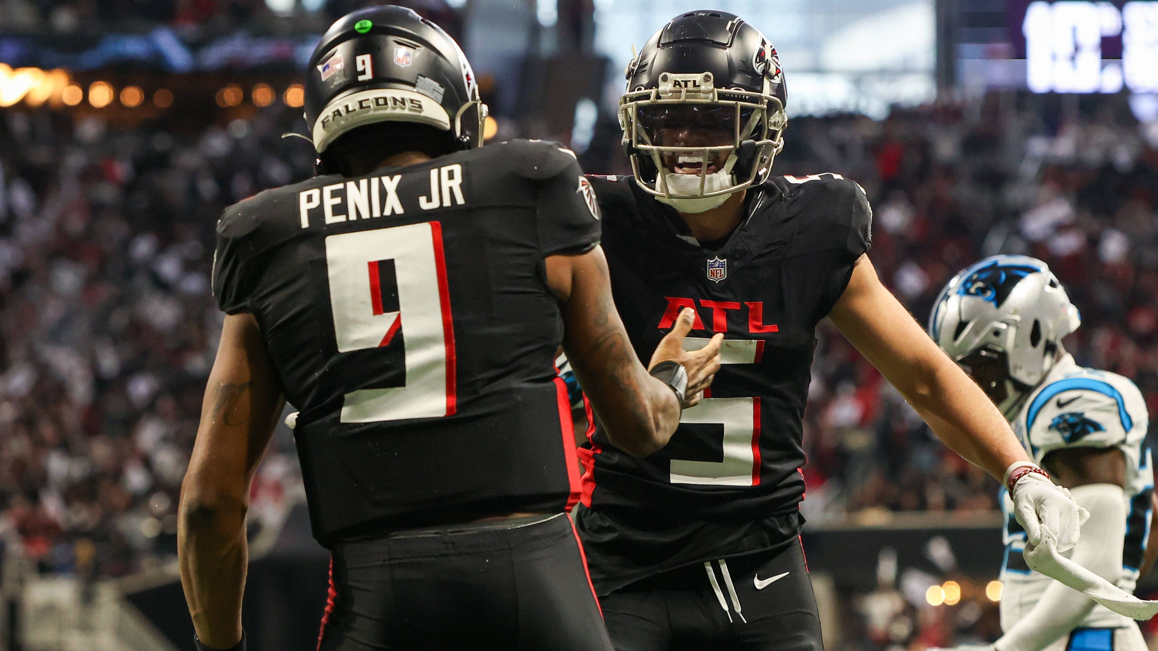 <em><strong>Michael Penix Jr. &amp; Drake London (Atlanta Falcons)</strong><br>Die Probleme der Atlanta Falcons werden immer größer. Nach der Overtime-Niederlage gegen die Carolina Panthers und einer Bilanz von 3-7 kommen nun auch noch Verletzungssorgen in der Offensive hinzu. Quarterback Penix Jr. fällt nach einer Knieverletzung vermutlich für den Rest der Saison aus. Eine zweite medizinische Einschätzung soll Klarheit bringen. Auch Wide Receiver London verletzte sich am Knie gegen die Panthers. Eine Zerrung des hinteren Kreuzbands wird ihn länger außer Gefecht setzen. Das berichten übereinstimmend die NFL-Insider Ian Rapoport und Adam Schefter.</em>