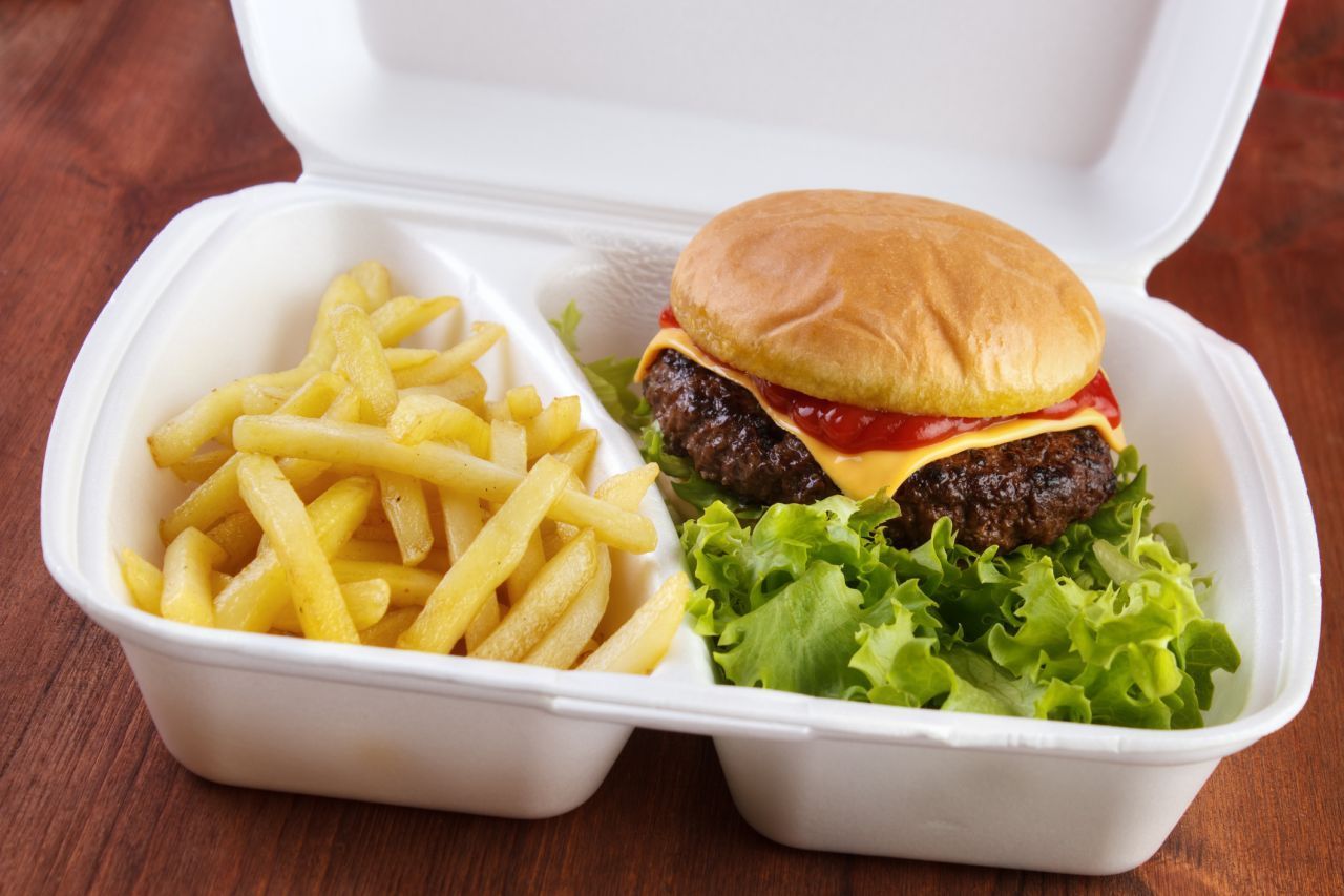 Verpackungen aus Polystyrol, wie sie für Fast-Food und Heißgetränke verwendet werden