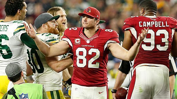 
                <strong>Mike Leach (Arizona Cardinals)</strong><br>
                Mit 39 Jahren fühlt sich der Long Snapper reif für die Sportler-Rente. Kurz nach der Niederlage im NFC Championship Game gegen die Carolina Panthers gibt Leach seinen Rücktritt bekannt. Er hält sich immerhin 16 Jahre in der NFL ohne je gedraftet worden zu sein, spielt auch für die Tennessee Titans und die Denver Broncos.
              