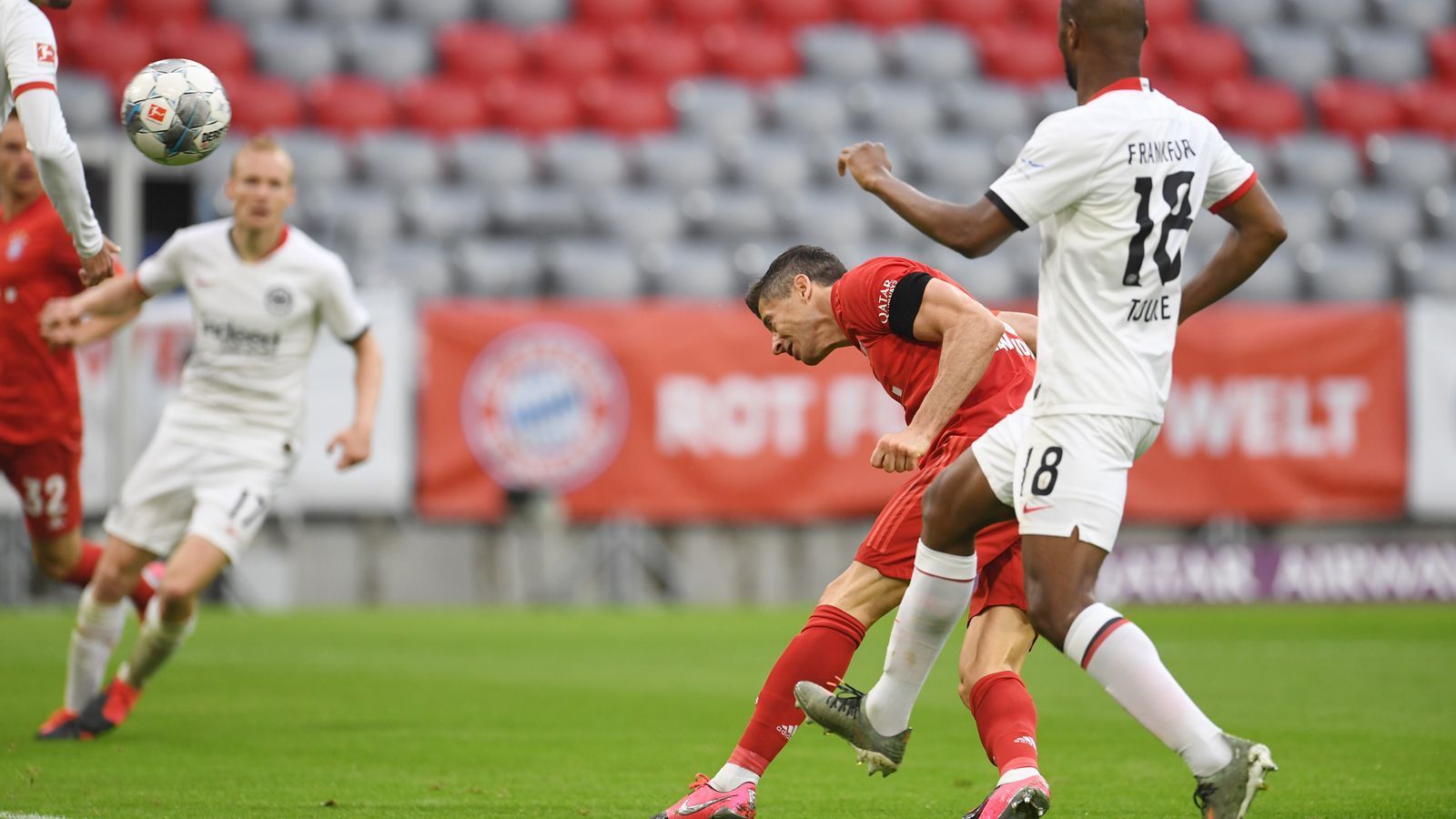 
                <strong>Robert Lewandowski</strong><br>
                Scheitert in der 11. Minute mit einem satten Schuss noch an der Latte. In der Folge schaltet sich der Pole immer wieder in die Offensivbemühungen der Bayern ein, doch eine weitere Großchance bleibt ihm bis zur Minute 37. Minute verwehrt, ehe er einen Kopfball nur knapp am Pfosten vorbeisetzt. Lewandowski zeigt in der 46. Minute dann seine ganze Klasse: Beim Kopfball zum 3:0 steht der Torjäger nicht ideal und hat dennoch kein Problem dabei, den Ball unter die Latte zu befördern. Unterläuft allerdings beim 2:3 die Flanke, die Hinteregger zum Doppelpack verwertet. ran-Note: 3
              