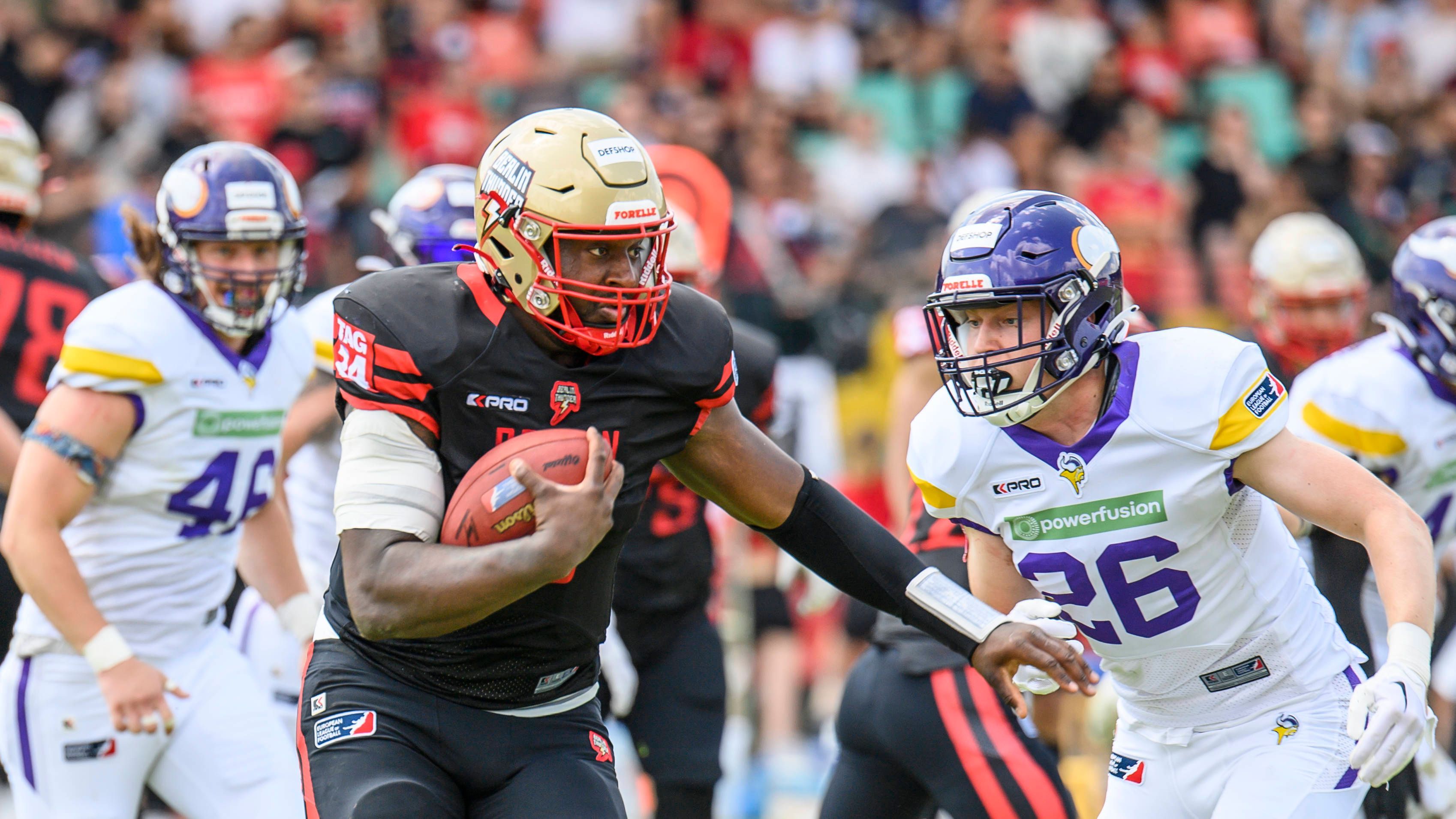 <strong>Vienna Vikings at Berlin Thunder (Friedrich-Ludwig-Jahn-Sportpark, Berlin, 21. Juli)</strong><br>Die Wiener waren 2023 ungeschlagen in die Playoffs gestürmt, bevor sie zu Hause im Halbfinale gegen Stuttgart untypisch stolperten. Auf dem Weg dorthin gab es einige knappe Spiele (siehe Nummer 9), aber niemand bereitete den Champions von 2022 mehr Sorgen als die Berlin Thunder.&nbsp;