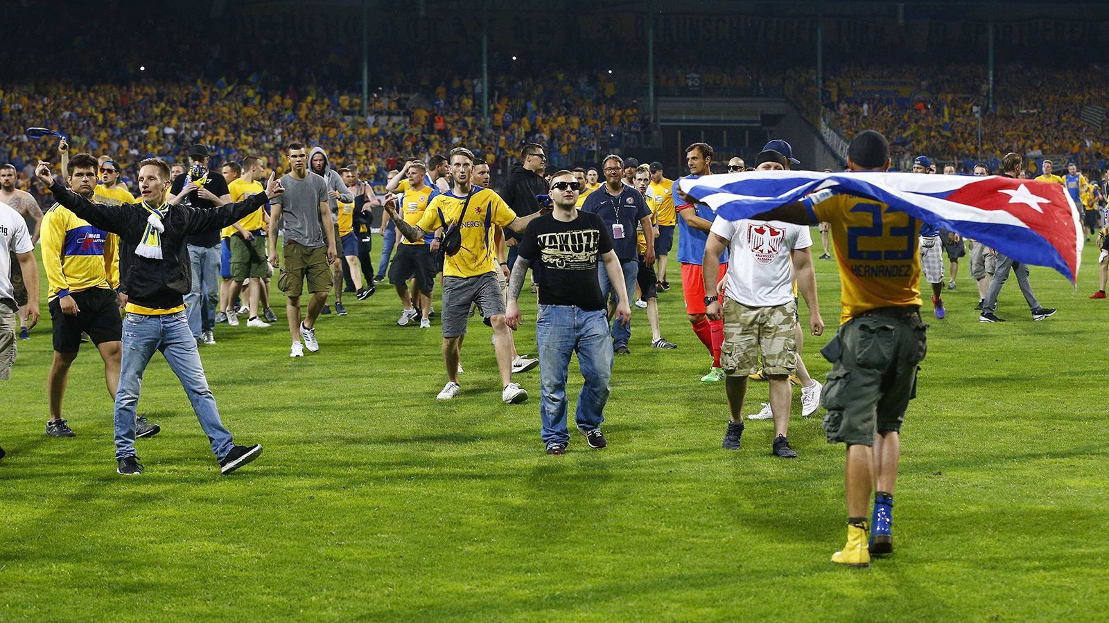 <strong>Braunschweiger Fans stürmen Platz</strong> <br>Nach dem Sieg des VfL Wolfsburg in der Relegation 2017 blieb wenig Zeit zum Feiern. "Wir sind erschrocken und so schnell es ging weggelaufen", beschrieb VfL-Trainer Andries Jonker die Szenen, die sich nach dem Abpfiff&nbsp; in Braunschweig ereigneten.