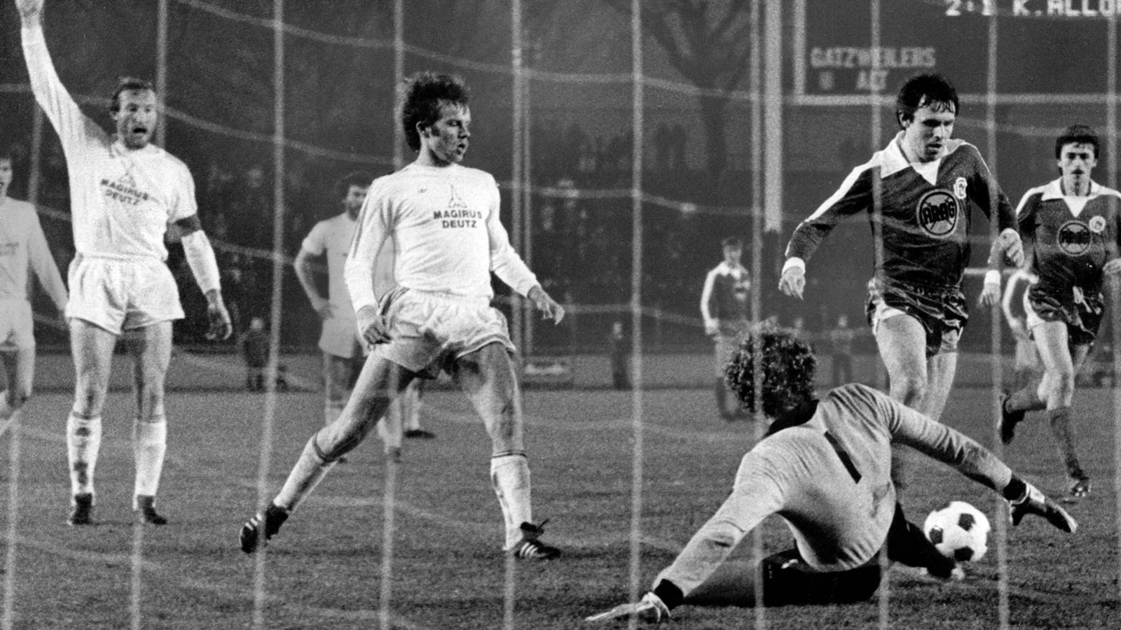 
                <strong>Fortuna Düsseldorf - FC Bayern München 7:1 (1978/79)</strong><br>
                Die zweithöchste Bundesliga-Niederlage der Vereinsgeschichte kassierte der FC Bayern am 9. Dezember 1978 auswärts bei Fortuna Düsseldorf. Gleich in der ersten Minute erzielte Klaus Allofs die Führung für die Gastgeber und später auch das zwischenzeitliche 2:1 für Düsseldorf. Am Ende aber war es kein knapper Sieg der Fortuna, sondern ein 7:1-Kantersieg. Bis zum Saisonende stellte der FC Bayern die gewohnte Ordnung aber wieder her, beendete die Spielzeit als Vierter, drei Plätze vor den Düsseldorfern. Aber: Auch das Rückspiel in der Saison 1978/79 konnten die Münchner nicht gewinnen, am 33. Spieltag gab es im Olympiastadion ein 1:1-Unentschieden gegen die Fortunen.
              