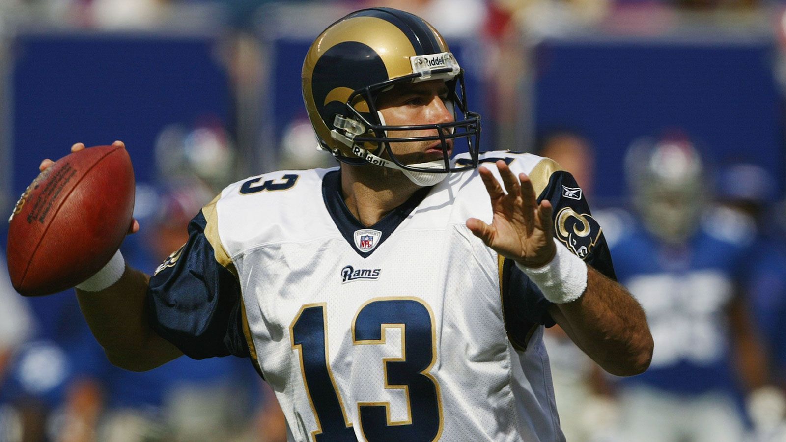 
                <strong>Platz 1: Kurt Warner</strong><br>
                Der wohl bekannteste Spieler, der jemals in der NFL Europe unter Vertrag stand, ist Kurt Warner. Bei den Amsterdam Admirals war er 1998 der überragende Akteur mit den meisten Passing Yards und Touchdown-Pässen der Liga. In der NFL war Warner bei den St. Louis Rams (heute Los Angeles Rams) trotzdem vorerst zweite Wahl. Erst 1999 schaffte er seinen Durchbruch, als Starting Quarterback Trent Green verletzt ausfiel. Warner führte die Rams anschließend mit 13-3 in die Playoffs und gewann später den Super Bowl. In seiner aktiven Zeit war Warner einer der besten Quarterbacks der NFL, sammelte vier Pro-Bowl-Teilnahmen und stellte mehrere Rekorde auf. Unter anderem warf er die meisten Yards in einem Super Bowl (414). 2017 folgte die Aufnahme in die Pro Football Hall of Fame.
              