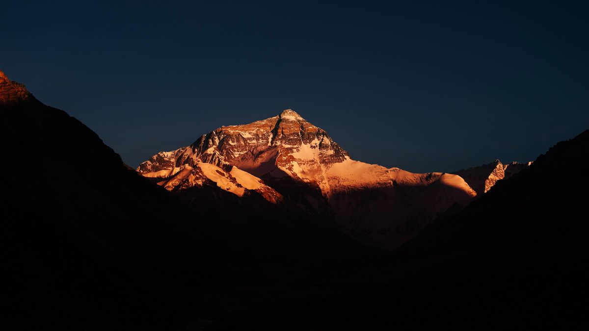 Blick auf den Mount Everest bei Sonnenuntergang in der Autonomen Region Tibet im Südwesten Chinas