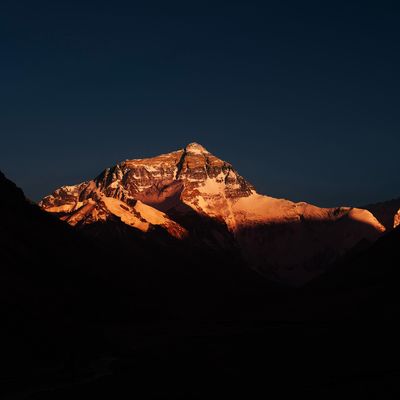 Blick auf den Mount Everest bei Sonnenuntergang in der Autonomen Region Tibet im Südwesten Chinas
