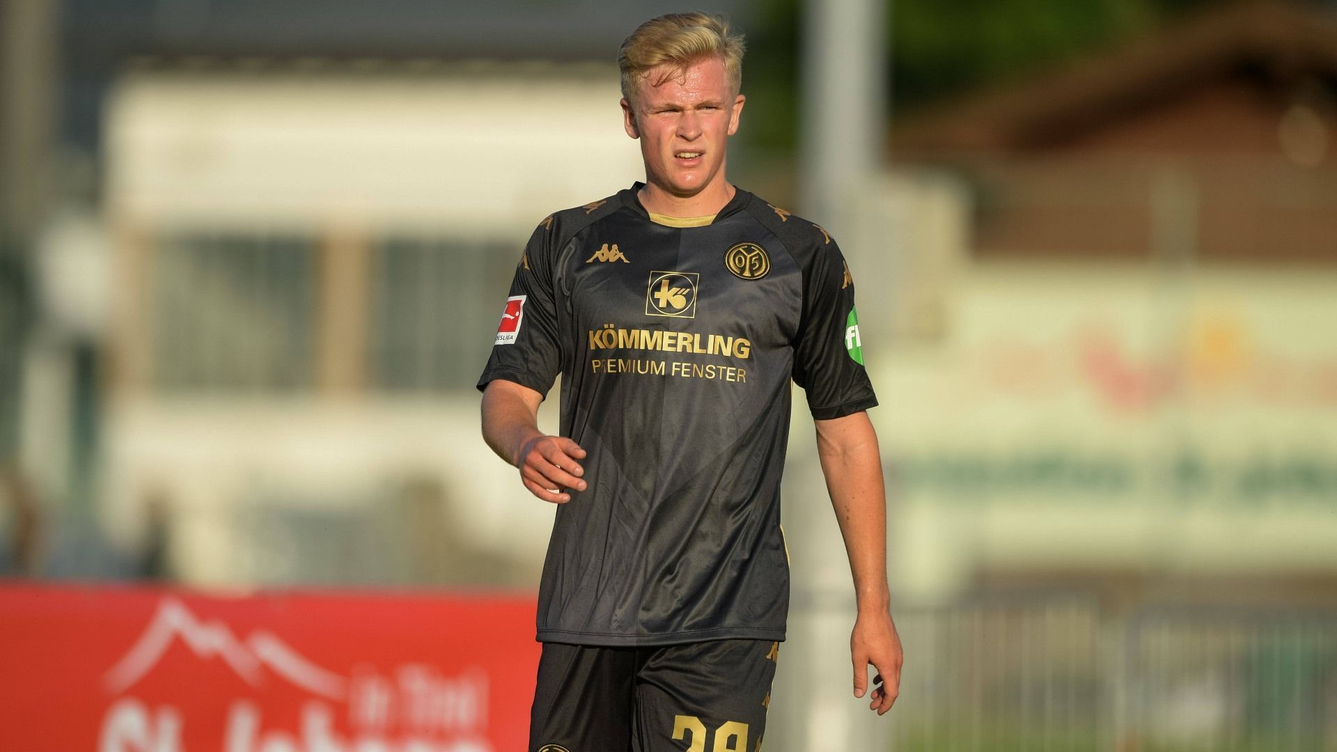 
                <strong>Jonathan Burkardt (1. FSV Mainz 05)</strong><br>
                Als Teil der siegreichen U21-Nationalmannschaft bei der erlebte Jonathan Burkardt einen grandiosen Sommer. Nun soll dieser Erfolg auch beim 1. FSV Mainz 05 fortgesetzt werden. In der vergangenen Saison kam der Stürmer auf 29 Einsätze und erzielte dabei zwei Tore und bereitete zwei Treffer vor. In der kommenden Spielzeit dürfte er deshalb zu Beginn als Stammspieler gesetzt sein. Wenn er es schafft, seinen Körper weiter an die Bundesliga anzupassen, steht dem ganz großen Durchbruch in dieser Saison wenig im Weg. "Ich glaube, ich bin körperlich gut aufgestellt für eine Bundesligasaison", erklärte er zuletzt.
              