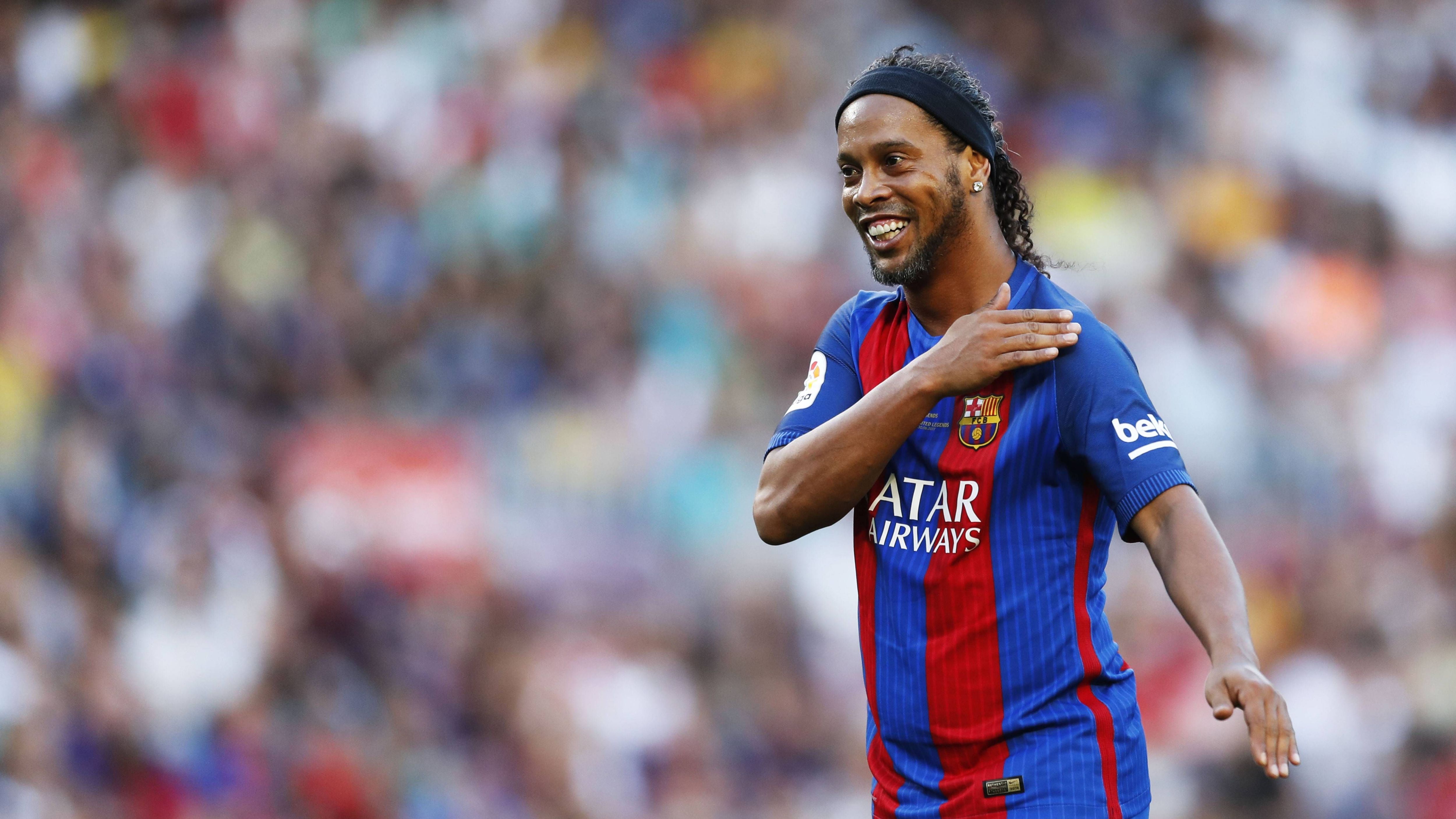 <strong>Offensiver Mittelfeldspieler: Ronaldinho</strong> <br>Die technische Brillanz des brasilianischen Offensivzauberers stellt wohl kaum jemand in Frage - erst Recht nicht Benzema. Wenn es nach ihm geht, soll der zweimalige Weltfußballer die gegnerische Mannschaft austanzen und phänomenale Torchancen kreieren - gemeinsam mit dem nächsten Spieler!