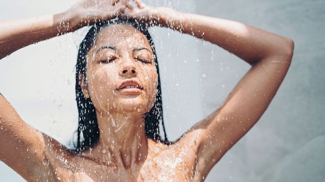 Hautverträglich, rückfettend, nachhaltig und absolut erfrischend – im Beauty-Artikel lest ihr alle Fakten über natürliche Duschöle.