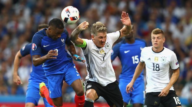 
                <strong>Frankreich vs. Deutschland</strong><br>
                ... es war die Szene des Spiels. Bastian Schweinsteiger riss beim Kopfballversuch von Patrice Evra seine Hand hoch. Den Elfmeter verwandelte Antoine Griezmann, der später auch noch das 2:0 besorgte. Die unheimliche Serie der Franzosen, als Gastgeber ungeschlagen bei Großturnieren zu sein, geht (noch) weiter.
              