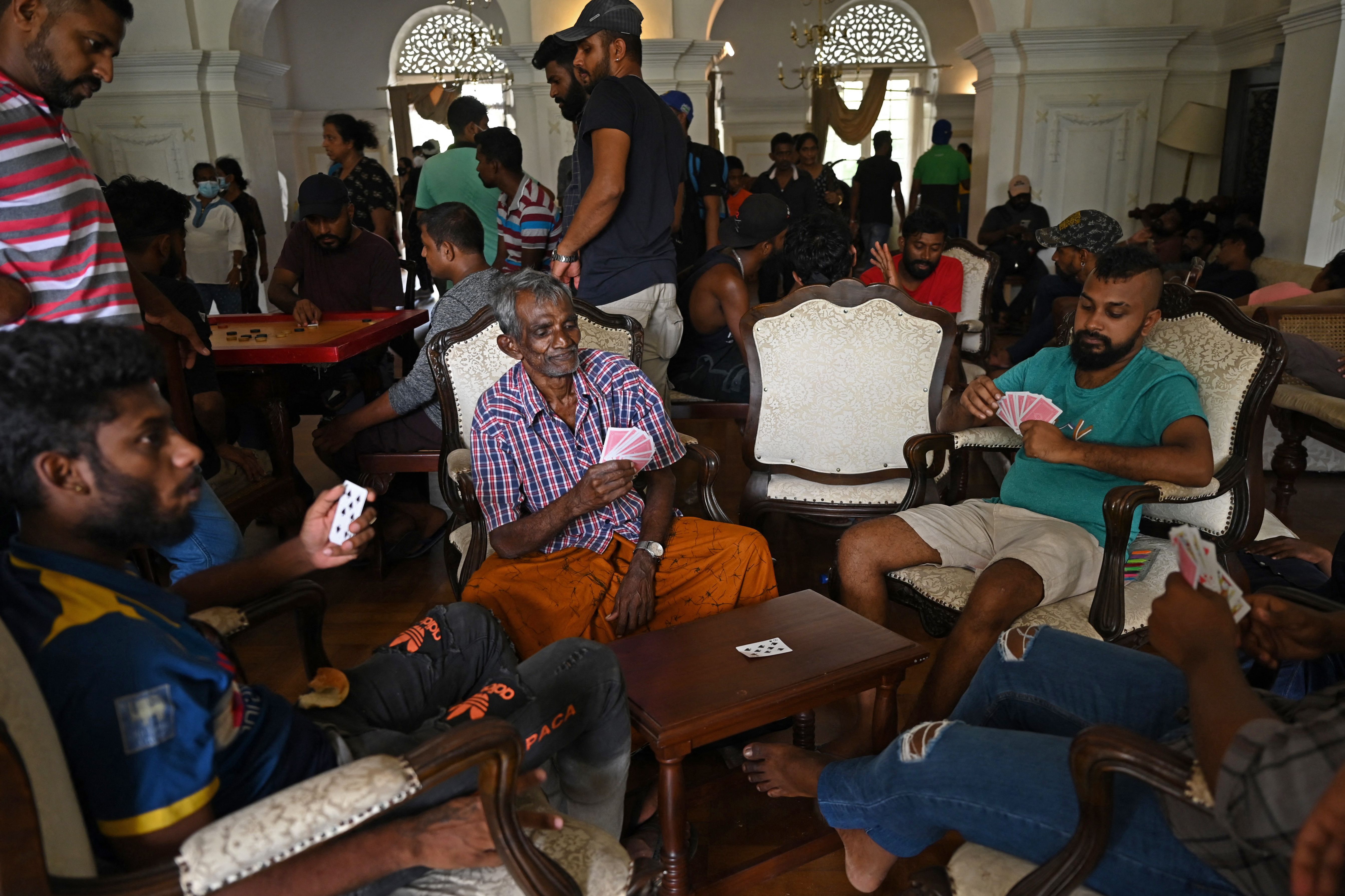 10. Juli: Menschen spielen Karten in den Räumen des sri-lankischen Premierministers, nachdem regierungsfeindliche Demonstranten den Amtssitz gestürmt haben. 