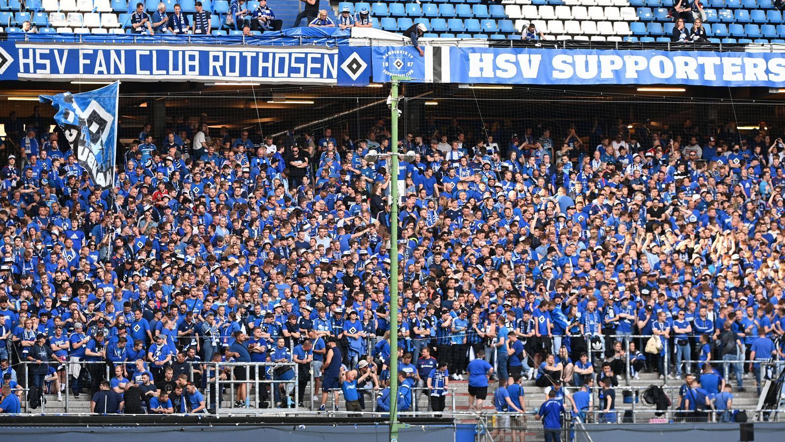 
                <strong>HSV setzt auf die Farbe Blau</strong><br>
                Beim Hamburger SV setzte man für das Relegations-Rückspiel im Volksparkstadion auf die Farbe Blau. Die Fans der Hanseaten wurden aufgefordert, blau gekleidet ins Stadion zu kommen und so gab es auf den Tribünen ein Meer in Blau. 
              