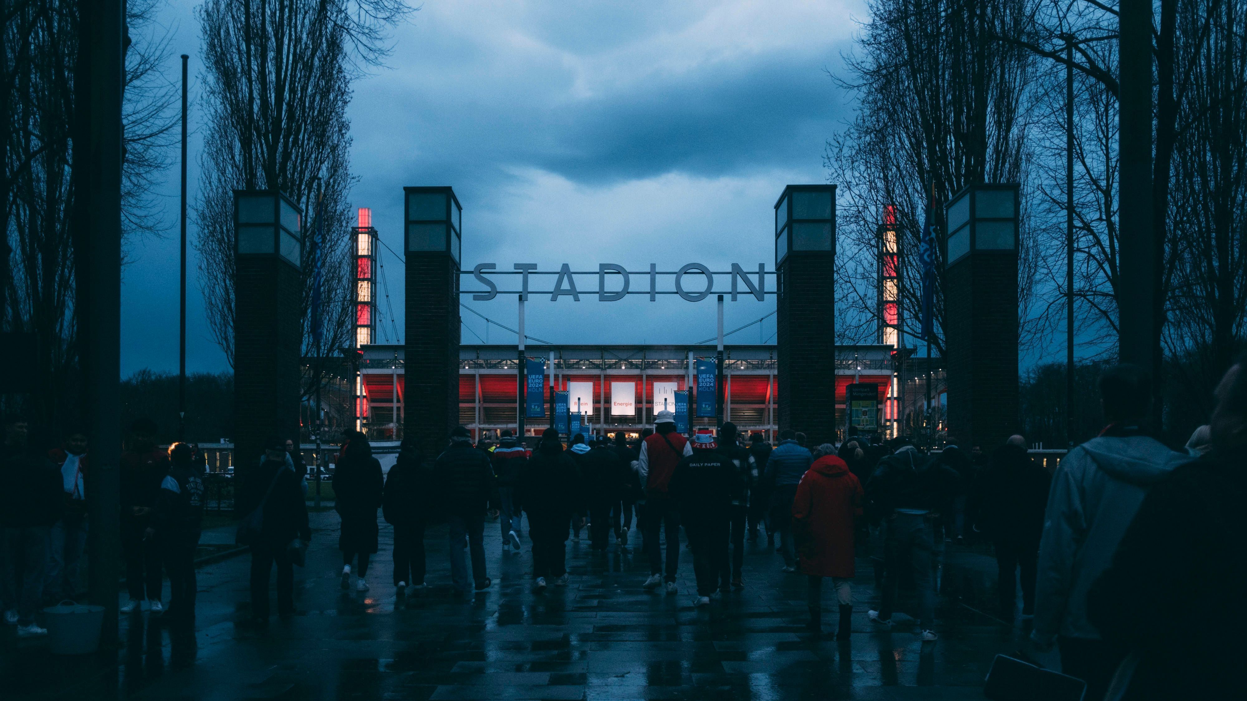 <strong>9. Platz: 1. FC Köln - Schnitt: 49.929</strong><br>- Stadion: Rheinenergiestadion<br>- Kapazität: 50.000