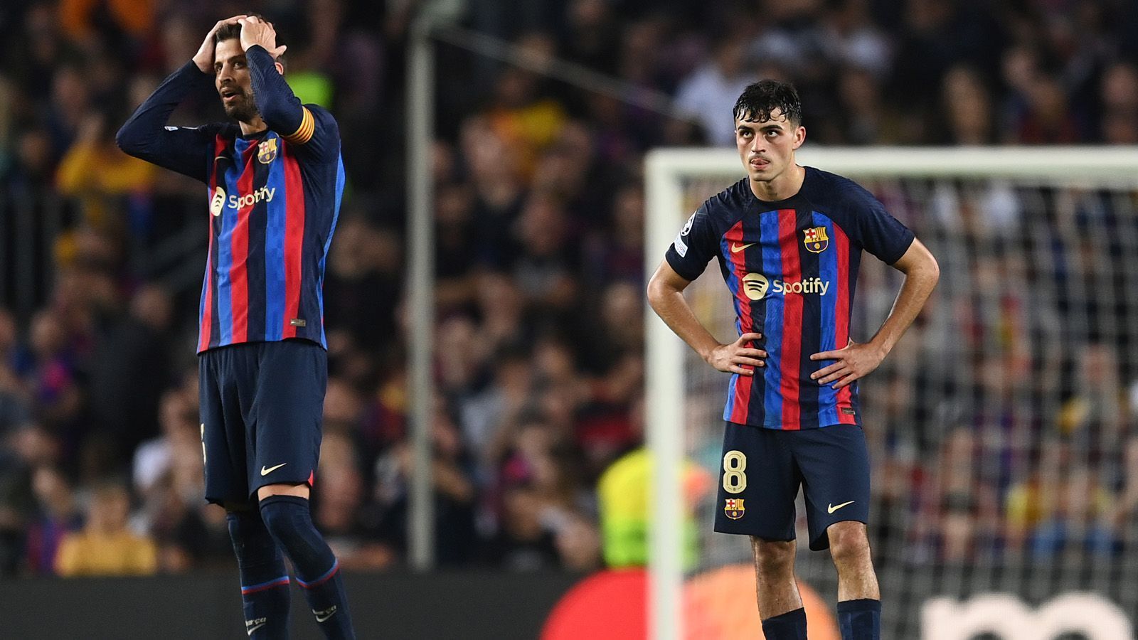 
                <strong>Schlüsselduell: Die Abwehr</strong><br>
                Die Abwehr war zuletzt das Sorgenkind des FC Barcelona. Nach dem 3:3 gegen Inter Mailand droht Barca sogar das Aus in der Gruppenphase der Champions League. Die Schuldigen waren schnell gefunden. "Die Abwehrfehler haben uns das Spiel gekostet. Wenn die Verteidigung versagt, versage ich", schimpfte Xavi nach Abpfiff. Vor allem Abwehrchef Gerard Pique wackelte mehrfach und könnte sich im Clasico daher auf der Bank wiederfinden. Ein bisschen hängt das wohl auch davon ab, ob Jules Kounde wieder fit sein wird. Überschüssiges Selbstvertrauen dürfte der Barca-Riegel trotzdem nicht haben. 
              