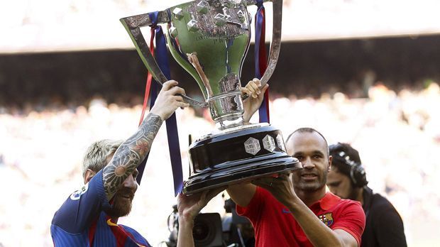 
                <strong>Die Meistertitel</strong><br>
                Bislang zum heutigen Tag durfte Andres Iniesta (re.) mit Barcelona über acht Meistertitel in der Primera Division jubeln - der neunte ist nur noch eine Frage von Tagen. Barca führt La Liga souverän an.
              