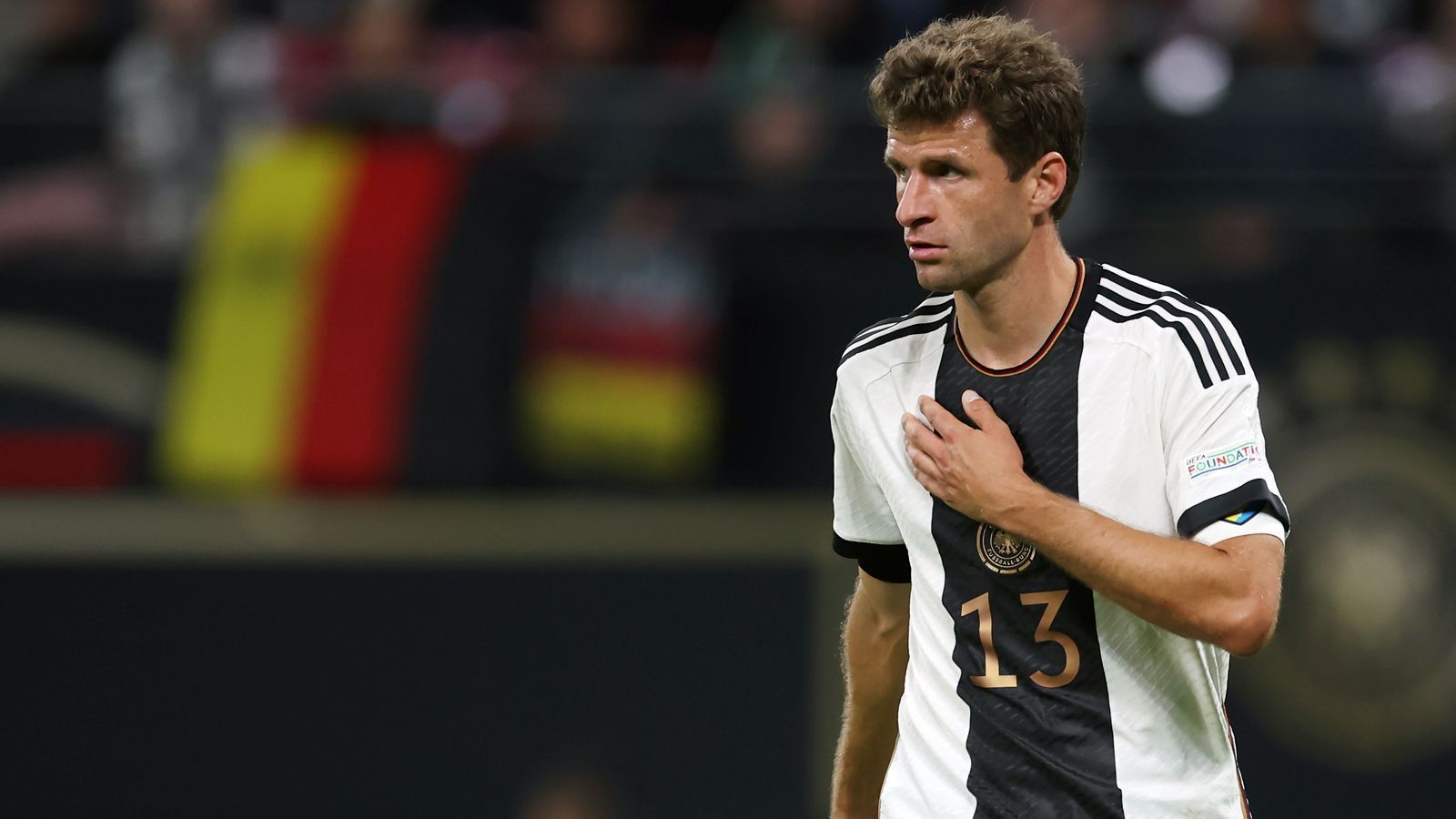 
                <strong>#13: Thomas Müller (FC Bayern München)</strong><br>
                &#x2022; Position: Offensiver Mittelfeldspieler/Rechtsaußen<br>&#x2022; A-Länderspiele: 118 (44 Tore)<br>&#x2022; Alter: 33 Jahre<br>
              