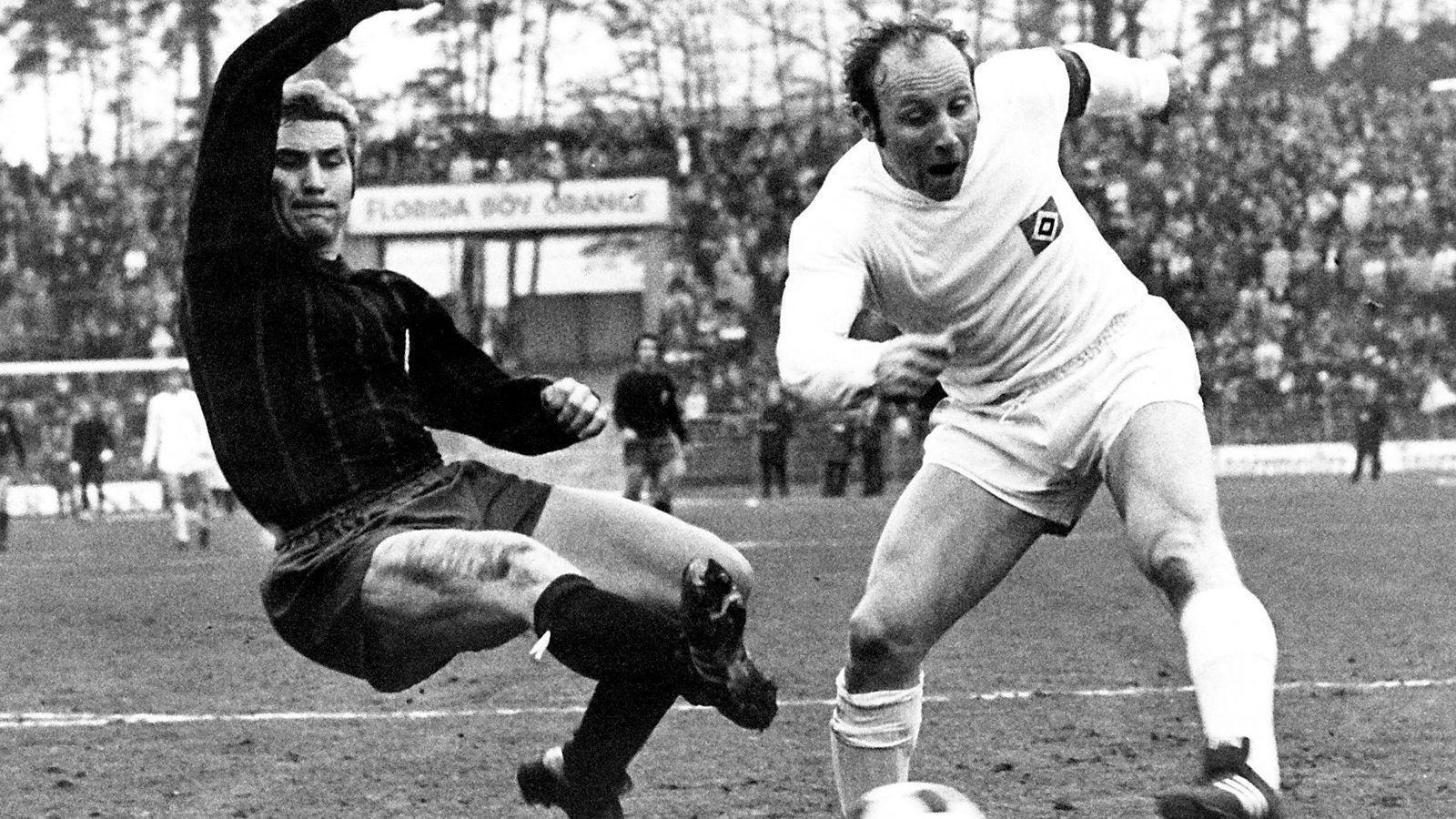 
                <strong>Platz 2: Uwe Seeler (Hamburger SV)</strong><br>
                Tore in den ersten 50 Bundesliga-Spielen: 44
              