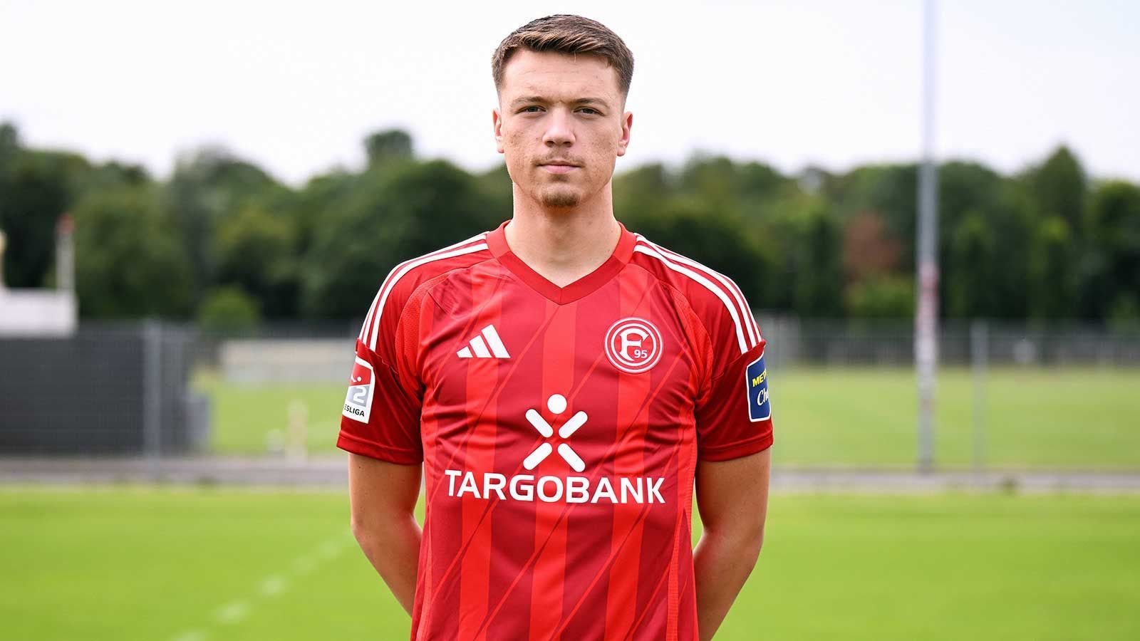 <strong>Fortuna Düsseldorf</strong><br>Spieler: Dzenan Pejcinovic<br>Position: Stürmer<br>Marktwert: 1.000.000 Euro<br>Player To Watch: Mega-Talent von Wolfsburg. Pep Guardiola wollte ihn im Sommer zu ManCity holen. Zerschoss alle Jugend-Bundesligen (47 Tore in 66 Spielen), laboriert noch an einem Mittelfußbruch. Hat das Zeug zum Top-Torjäger.