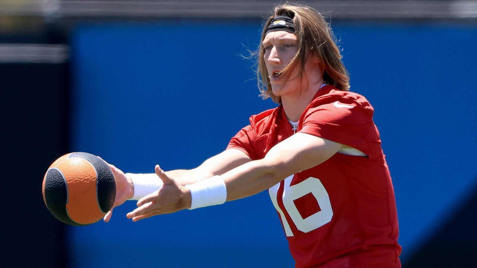 
                <strong>Jacksonville Jaguars: Details zum Millionen-Vertrag von Trevor Lawrence</strong><br>
                Ein weiteres Detail: Er bekommt den Roster Bonus auch, wenn er auf der Active-Non-Football-Injury-List steht. Dort landen Spieler, die wegen einer nicht beim Football zugezogenen Verletzung oder einer Operation nicht trainieren können. 
              