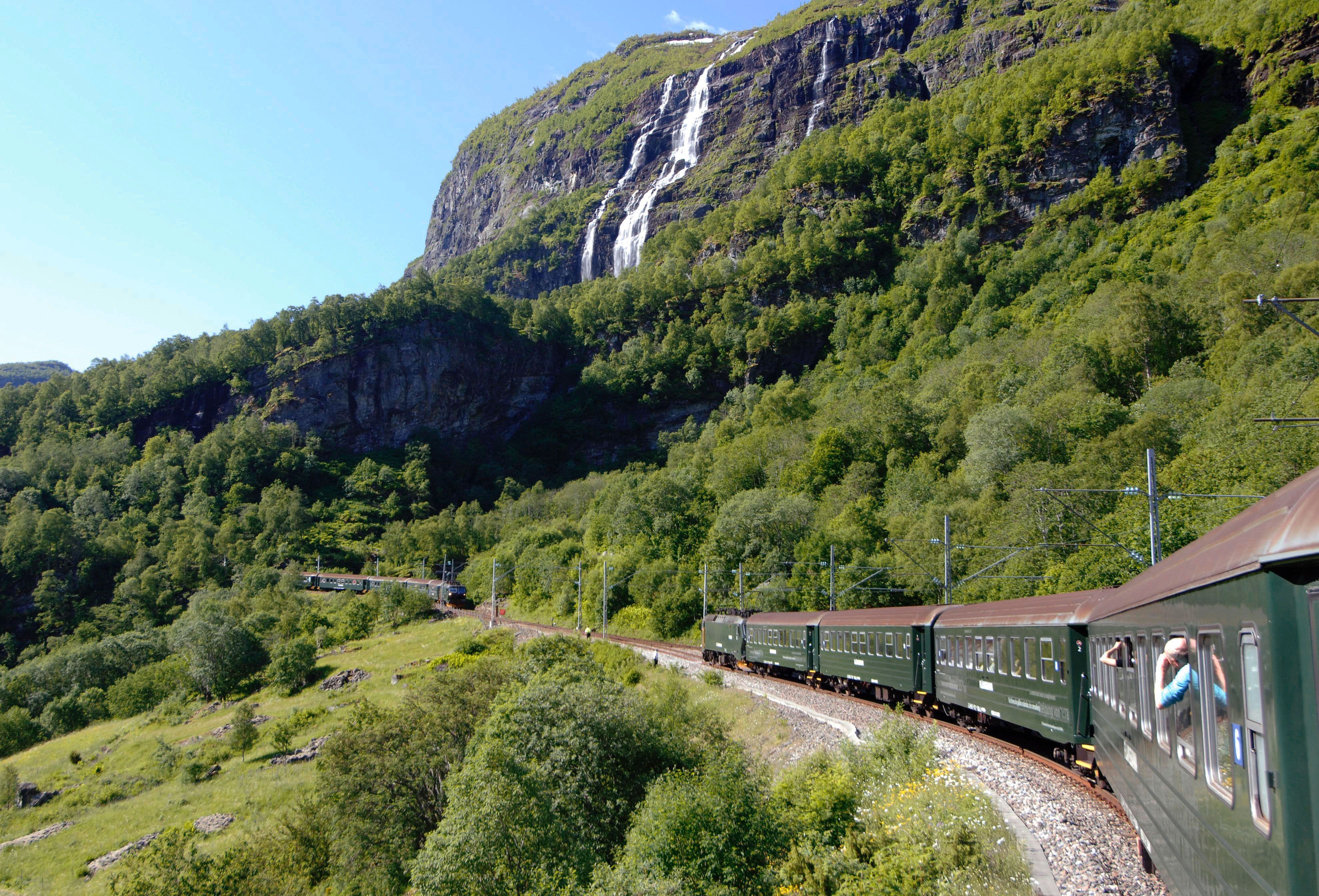 Die Flamsbana oder Flamsbahn in Norwegen fährt nur auf einer 20 Kilometer langen Strecke. Doch der Zug überwindet dabei einen Höhenunterschied von 865 Metern.