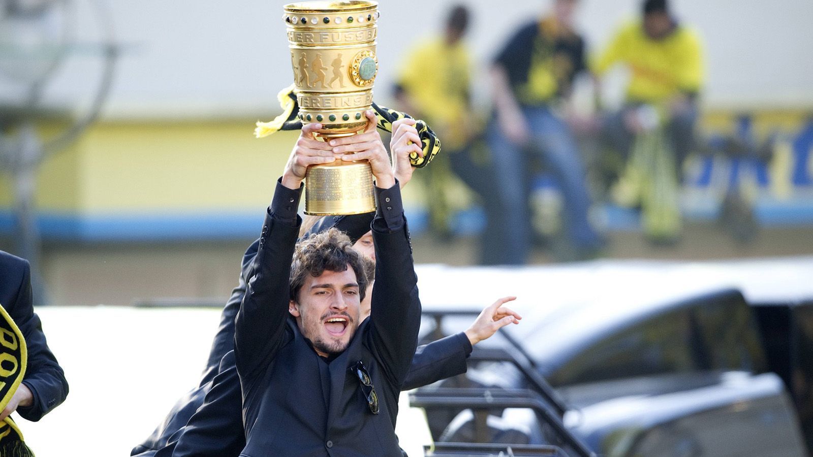 
                <strong>Mats Hummels</strong><br>
                Für Mats Hummels ging die Karriere nach der zweiten Meisterschaft und dem ersten Pokaltriumph weiterhin steil bergauf. Hummels etablierte sich als einer der besten Innenverteidiger der Welt, gewann 2014 die Weltmeisterschaft und verbrachte ab 2016 drei Spielzeiten beim FC Bayern, wo er in jedem Jahr Deutscher Meister wurde. Zur kommenden Spielzeit kehrt der verlorene Sohn nach Dortmund zurück.
              