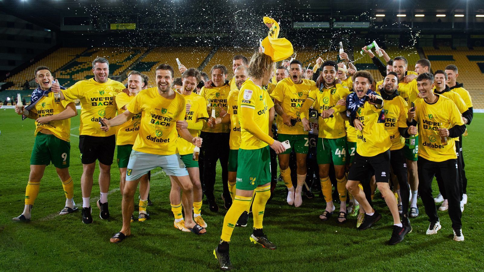 
                <strong>Norwich City (England)</strong><br>
                In Norwich gab es bereit am 42. Spieltag Grund zur Freude. Weil Verfolger Swansea nicht über ein 2:2-Unentschieden gegen die Wycombe Wanderers hinauskam, standen die "Canaries" bereits vor ihrem eigenen Spiel gegen Bournemouth definitiv als Aufsteiger fest. Die Mannschaft des deutschen Trainers Daniel Farke schaffte damit den direkten Wiederaufstieg, weshalb es auch verkraftbar war, dass es nach den ersten Feierlichkeiten eine 1:3-Niederlage gegen Bournemouth setzte. Ausschlaggebend für den souveränen Aufstieg war unter anderem eine neun Spiele andauernde Siegesserie zwischen Mitte Februar und Mitte März 2021. 
              