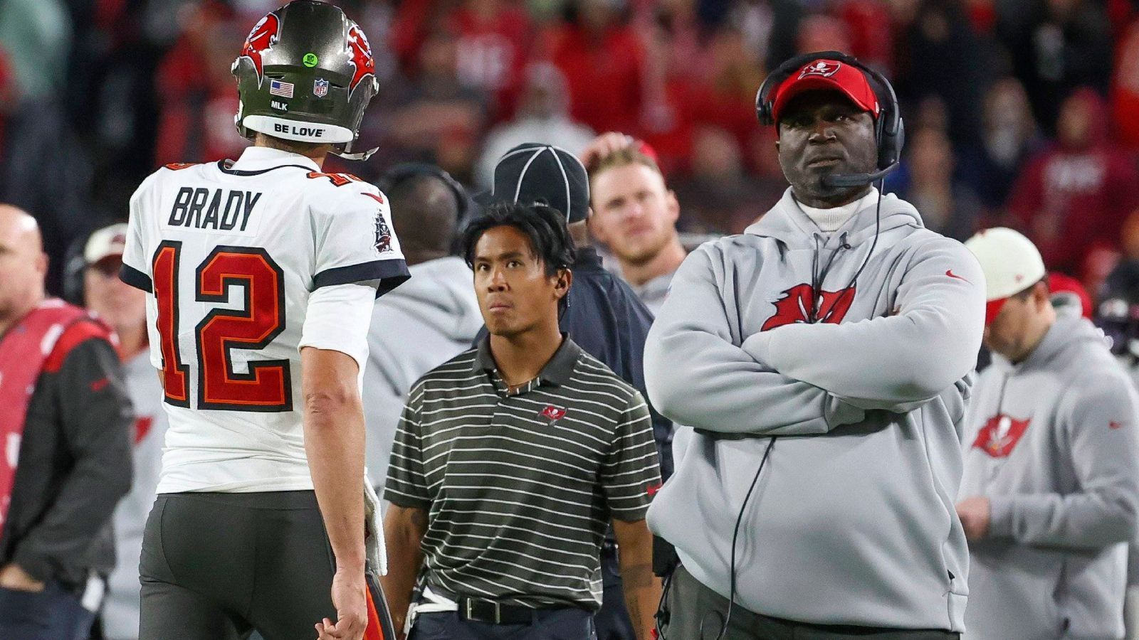 
                <strong>Verlierer: Todd Bowles (Tampa Bay Buccaneers)</strong><br>
                Die Tampa Bay Buccaneers sind kläglich in der Wild Card Round an den Dallas Cowboys (14:31) gescheitert. Die Leistung der Buccaneers war dabei ein Spiegelbild der gesamten Saison. Das Laufspiel funktionierte nicht, die Receiver machten Fehler und alles lag auf den Schultern von Tom Brady. Diesen Schuh muss sich Head Coach Todd Bowles anziehen. Im Frühjahr 2022 übernahm er von Bruce Arians, konnte das Team jedoch nie stabilisieren, geschweige denn in den Super Bowl führen, wie sein Vorgänger. Besonders bedenklich: Die Defense, eigentlich Bowles' Prunkstück, machte 2022 im Vergleich zum Vorjahr mehrere Schritte zurück.
              