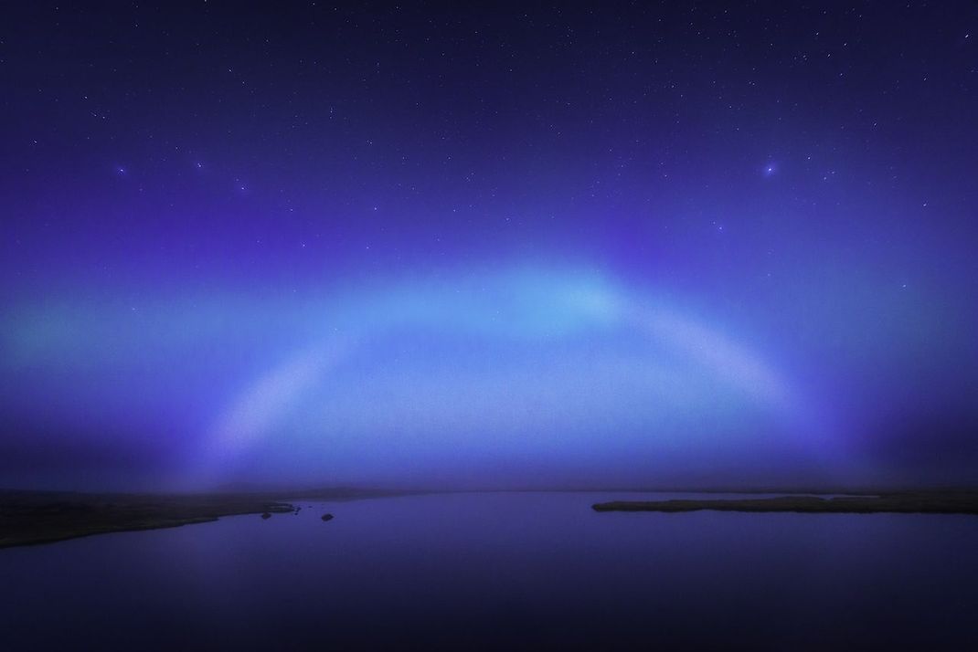 Naturspektakel auf Island: Ein Mond-Regenbogen trifft auf Nordlichter.