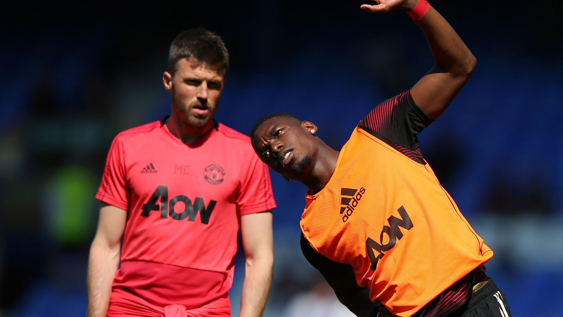 
                <strong>Ex-Teamkollege Carrick wird kurzzeitig Pogbas Coach</strong><br>
                Pogba blieb United auch während der Corona-Pandemie treu, einen weiteren Titel kann er dem Verein nicht schenken. Im Gegenteil: Die "Red Devils" müssen mit ansehen, wie Liverpool 2020 nach 30 Jahren wieder einmal englischer Meister wird. Weil auch Solskjaer den Erfolg nicht in den roten Teil von Manchester zurückbringen kann, wird er im November 2021 entlassen – und von Michael Carrick ersetzt.
              