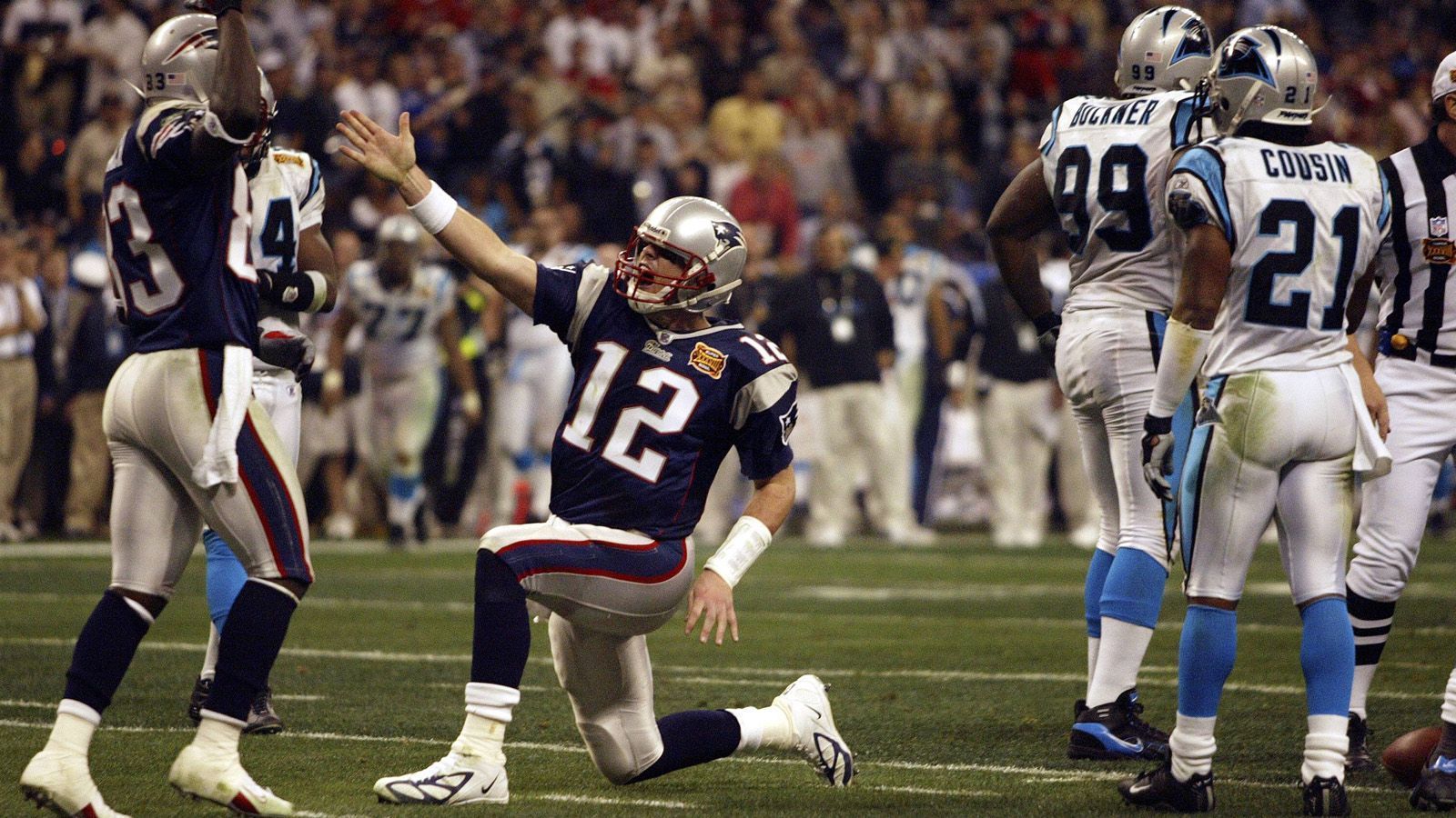 
                <strong>Super Bowl XXXVIII (1. Februar 2004, Houston)</strong><br>
                New England Patriots – Carolina Panthers 32:29Zwei Jahre nach dem ersten Super-Bowl-Sieg in der Franchise-Geschichte der New England Patriots führte Tom Brady seine Mannschaft erneut zum Titelgewinn. Der Spielverlauf war ähnlich wie bei der Premiere: Alles schien auf eine Verlängerung hinauszulaufen, als Brady seine Mannschaft in Field-Goal-Reichweite führte. Neun Sekunden vor Spielende verwandelte Vinatieri das entscheidende Field Goal. Brady wurde zum MVP ernannt. Mehr als das Spiel blieb allerdings die Halftime-Show in Erinnerung: Justin Timberlake und die entblößte Brust von Janet Jackson machten mit dem Nippelgate-Skandal Schlagzeilen.    
              