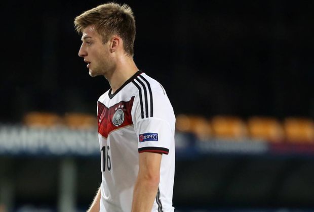 
                <strong>Robin Knoche</strong><br>
                Steht anfangs sicher, wird dann allerdings von Filip Djuricic vor dem 0:1 mit einem Tunnel düpiert. Danach häufig mit Schnelligkeitsdefiziten gegen die flinken Serben um Milos Jojic. ran-Note: 5
              
