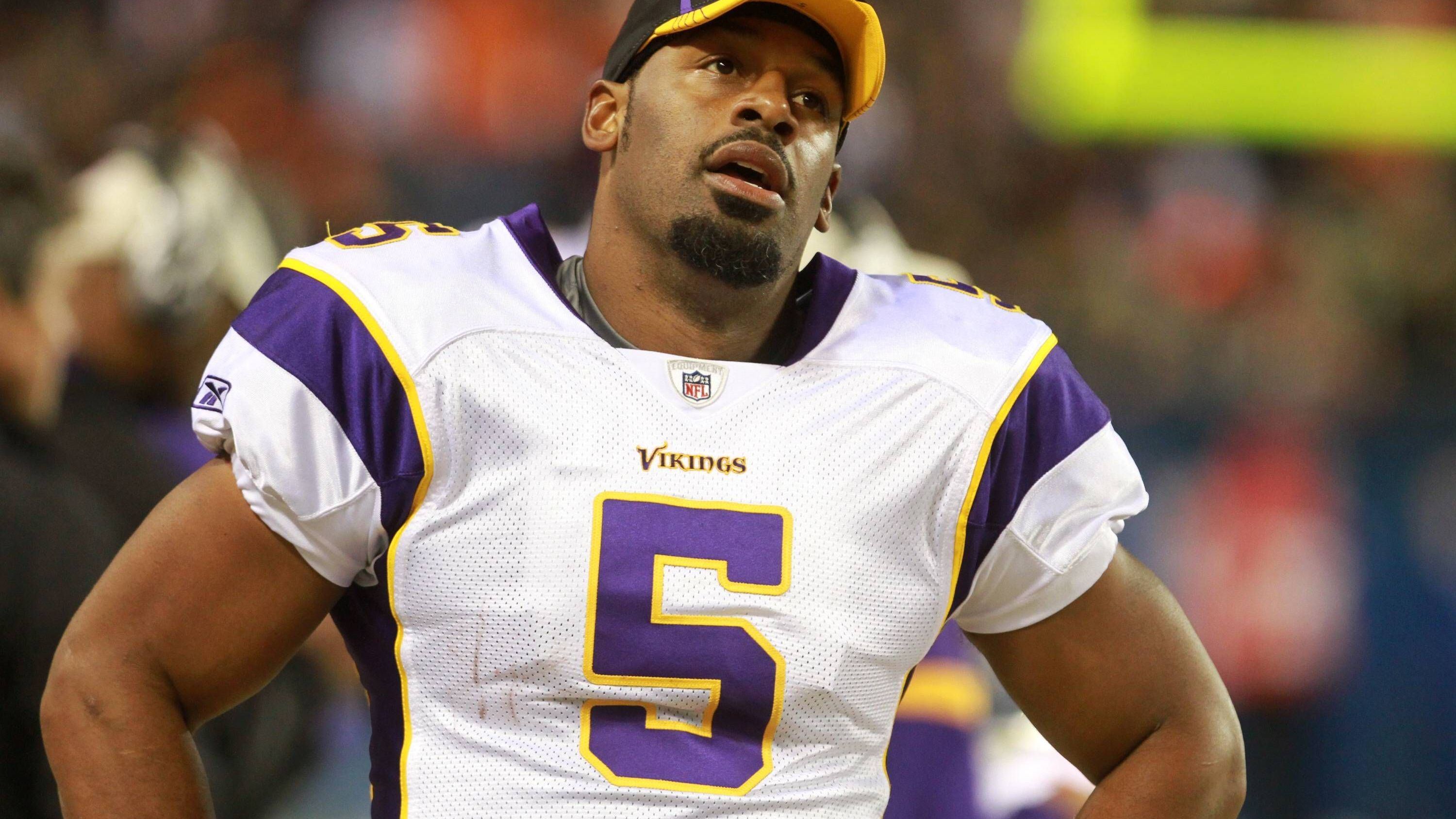 <strong>Donovan McNabb (5)</strong><br>Gleich drei Wünsche erfüllte Donovan McNabb, um seine 5 in der Saison 2011 auch bei den Minnesota Vikings auf dem Trikot zu haben. Der Quarterback zahlte 5.000 US-Dollar an die Wohltätigkeitsorgansisation von Punter Chris Kluwe, erwähnte in Pressekonferenzen dessen Amateurband und lud ihn auf ein Eis ein. Wie viele Kugeln da wohl drin waren?