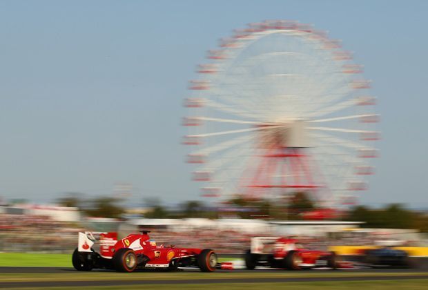 
                <strong>Malerisches Ambiente</strong><br>
                Für die spektakuläre Atmosphäre abseits der Strecke mit dem weltberühmten Riesenrad haben auch die Ferrari-Fahrer Fernando Alonso und Felipe Massa, die sich lange ein spannendes Duell liefern, keinen Blick
              